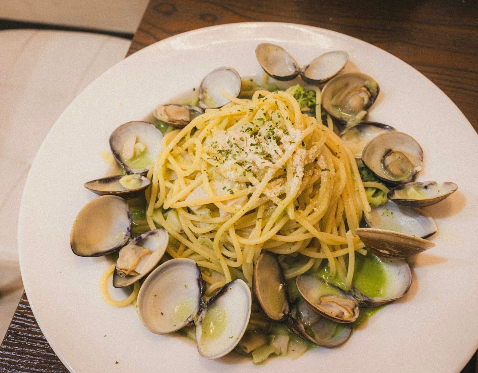 Spaghetti alle vongole in a shallow white bowl